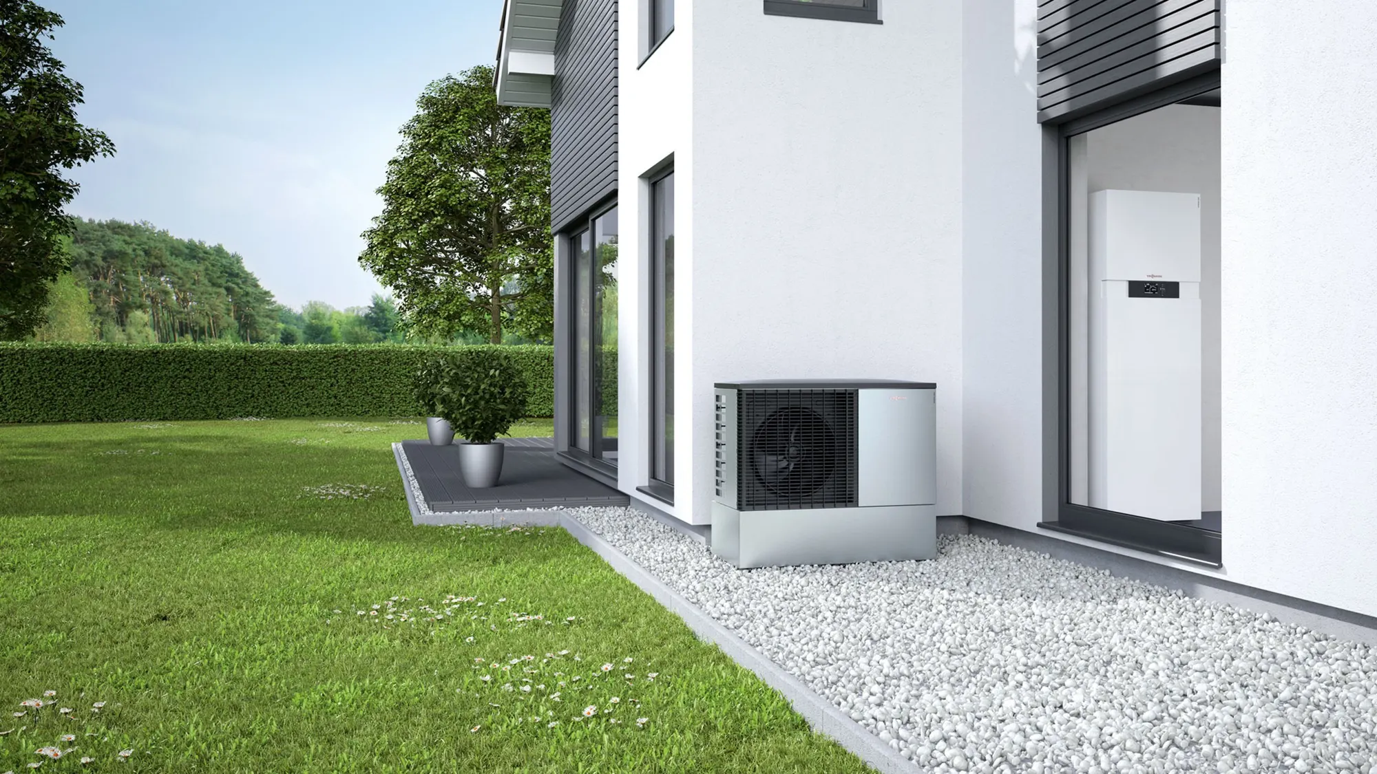 Modernes Wohnhaus mit Luft-Wärmepumpe im Garten und Wärmepumpen-Speicher hinter dem Fenster